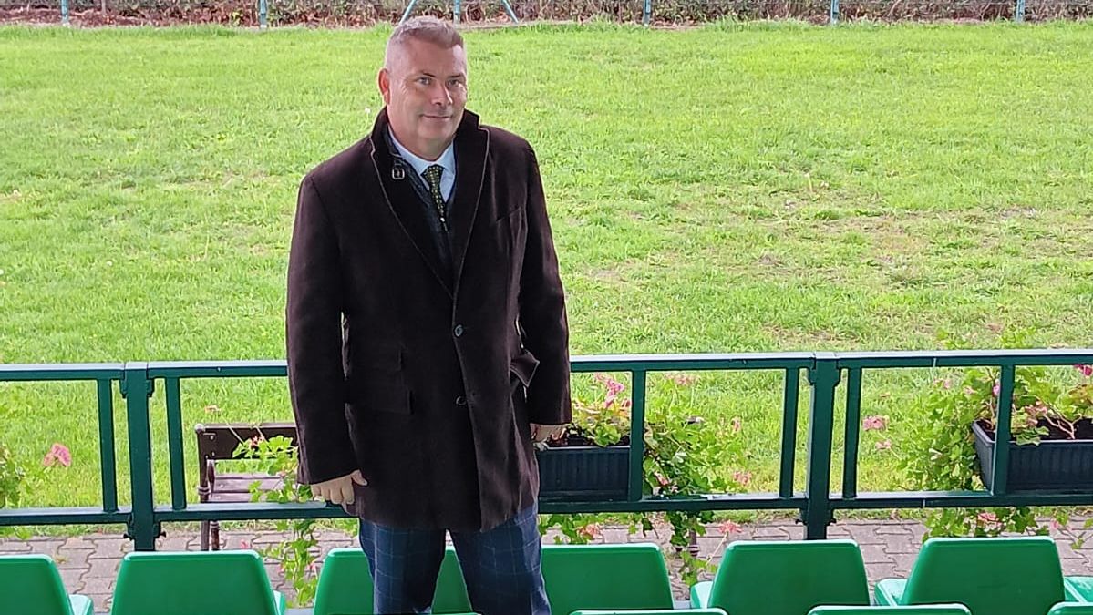 I smrt ke koňským závodům patří. Není to týrání zvířat, říká komentátor